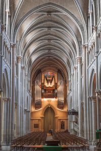 L'intérieur de la Cathédrale et son orgue.